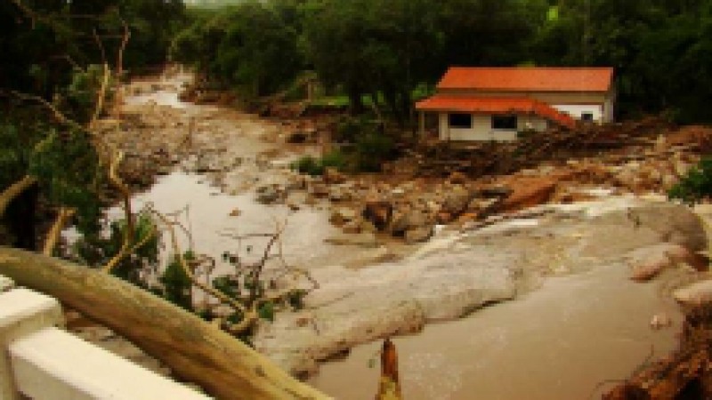 As 10 regionais da Defesa Civil est&atilde;o em alerta m&aacute;ximo para o risco de desastres naturais. De acordo com o subchefe da Defesa Civil, major Aurivan Chiocheta, um alerta metereol&oacute;gico j&aacute; foi enviado para todo o Estado, orientando a popula&ccedil;&atilde;o que vive em