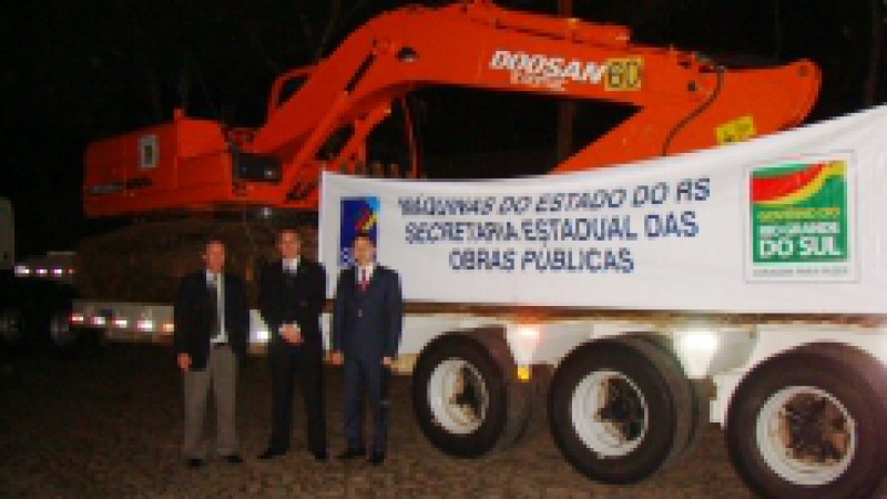 O trabalho de desassoreamento do leito do rio Caí, em São Sebastião do Caí, já conta com a retroescavadeira hidráulica cedida pelo Governo do Estado na semana passada. O equipamento foi entregue ao município pelo secretário estadual de Obras Públicas,