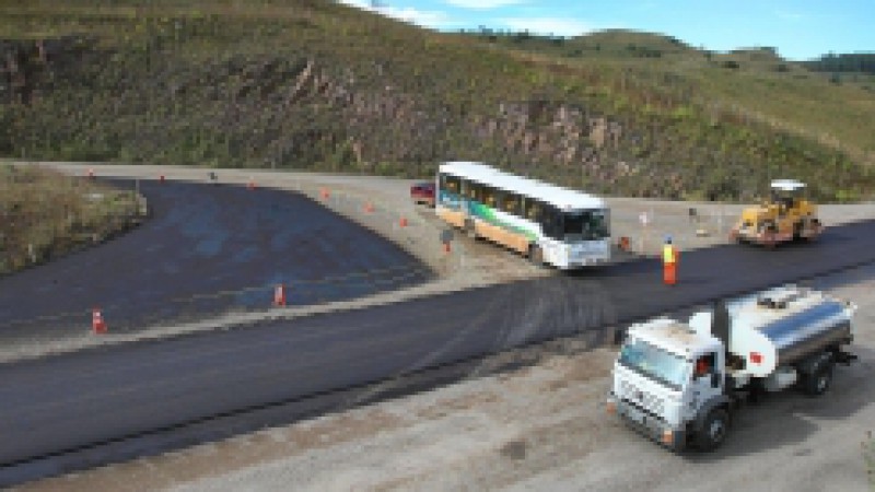 Em benefício de 14 municípios, a governadora Yeda Crusius e os respectivos prefeitos assinaram, nesta terça-feira (8), 16 convênios para pavimentação asfáltica, poliédrica e serviços de terraplanagem. Aguardadas há décadas pelas comunidades envolvidas,
