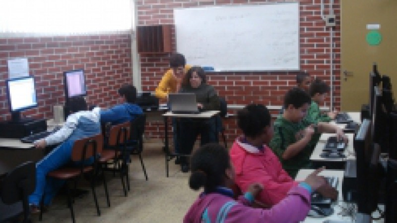 Os professores da rede estadual j&aacute; come&ccedil;aram a receber&nbsp;os notebooks financiados pelo Governo do Estado. A prepara&ccedil;&atilde;o das aulas em casa e o aux&iacute;lio para aplica&ccedil;&atilde;o das a&ccedil;&otilde;es pedag&oacute;gicas na escola s&atilde;o algumas das facilidades que o acesso &agrave; tecnologia