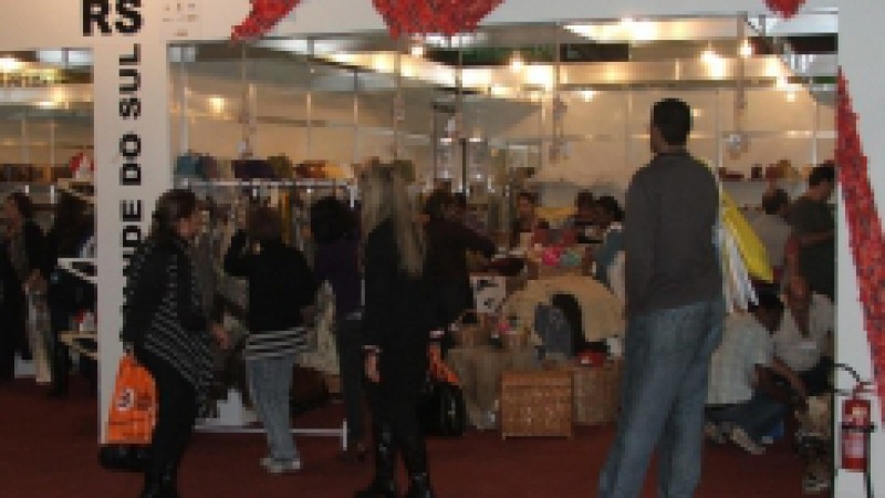 No Espaço Vitrine Brasil, do 5º Salão Nacional do Turismo, realizado em São Paulo, os visitantes estão tendo a oportunidade de conhecer e adquirir peças produzidas por artesãos gaúchos cadastrados no Programa Gaúcho de Artesanato, organizado pela