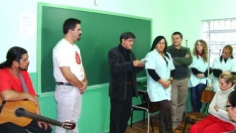 Em visita ao presídio de Bento Gonçalves, o escritor e  Patrono da Feira do Livro do município,Tabajara Ruas, leu para os presos e incentivou a educação. Ele foi recebido com honras pelos detentos, que lhe presentearam com uma poesia personalizada