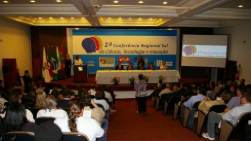 A 1ª Conferência Regional Sul de Ciência, Tecnologia e Inovação, que teve início nesta quinta-feira (25), no Centro de Eventos Plaza São Rafael, em Porto Alegre, reuniu autoridades e a comunidade científica e empresarial para um debate sobre as políticas
