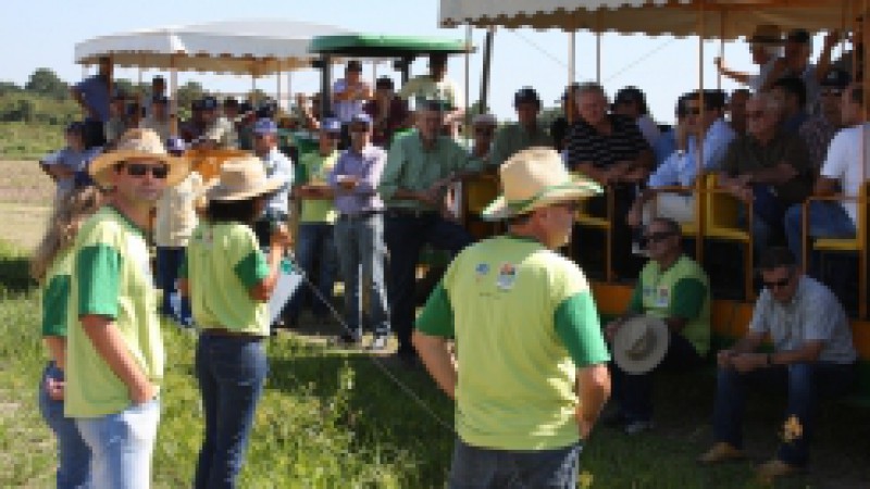 O Instituto Rio Grandense do Arroz (Irga) realizou Dia de Campo nesta quarta-feira (17), na Esta&ccedil;&atilde;o Experimental do Arroz (EEA), em Cachoeirinha. O encontro contou a apresenta&ccedil;&atilde;o dos resultados de pesquisa e visitas &agrave;s seis esta&ccedil;&otilde;es no campo experimental