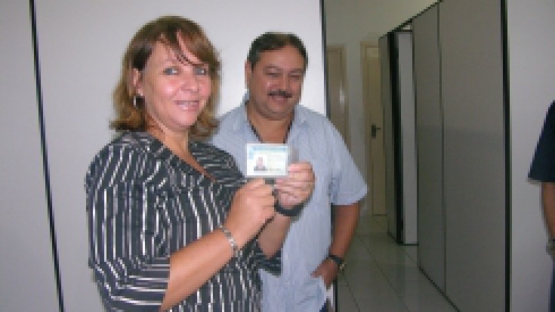 A pedagoga M&aacute;rcia Piccolli, 46 anos, foi a primeira ga&uacute;cha a receber a carteira nacional de habilita&ccedil;&atilde;o (CNH) digital na manh&atilde; desta quinta-feira (11). Motorista desde 2000, M&aacute;rcia fez sua segunda renova&ccedil;&atilde;o e aprovou o novo sistema. A vantagem &eacute; que d&aacute;