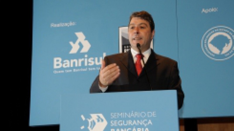 O Banrisul realizou, nesta quarta-feira (10), em Porto Alegre, o Seminário Estadual de Segurança Bancária, que contou com a participação de cerca de 500 pessoas, entre profissionais e gestores das áreas de segurança patrimonial, jurídica, controladoria,