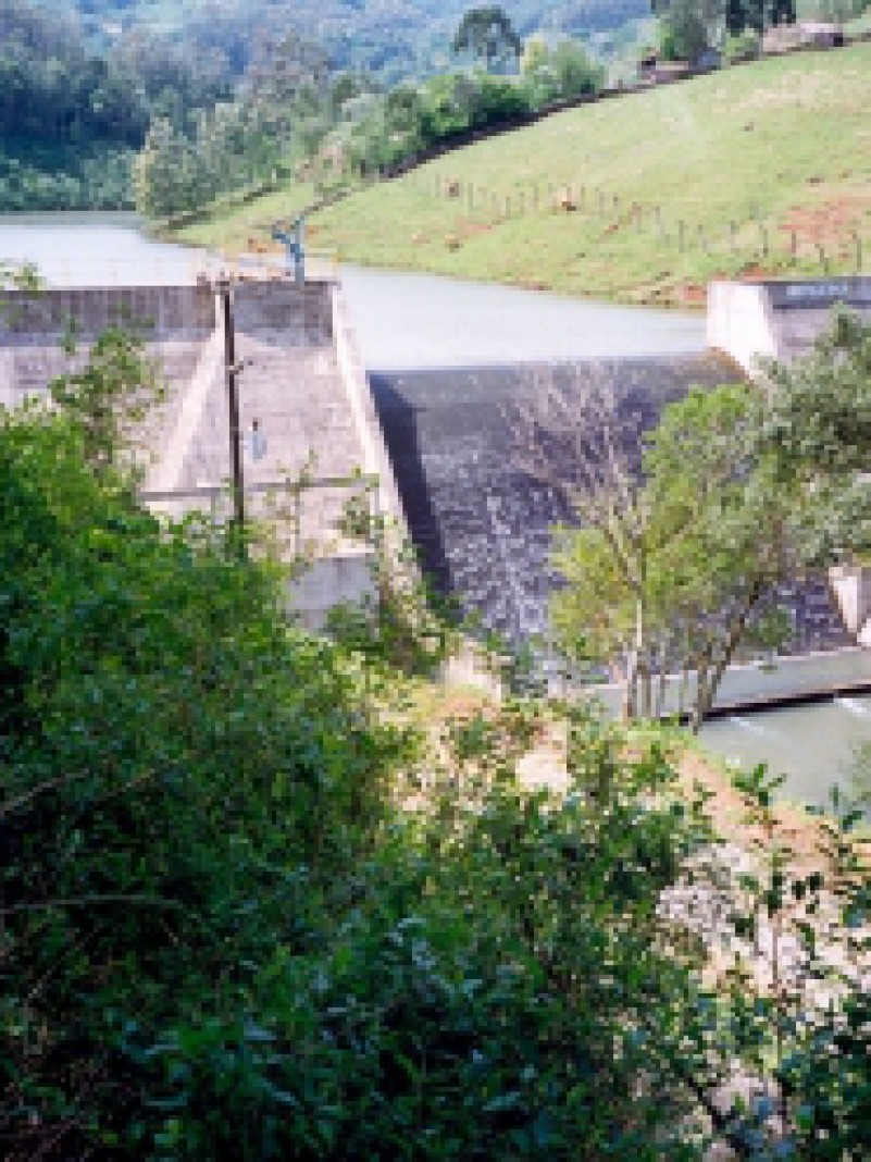A barragem de Santa Izabel, que abastece os 15 mil moradores de Nova Petr&oacute;polis, ser&aacute; ampliada pelo Governo do Estado e pela Secretaria de Habita&ccedil;&atilde;o, Saneamento e Desenvolvimento Urbano, por meio da Corsan.  Licita&ccedil;&atilde;o para a execu&ccedil;&atilde;o das obras que