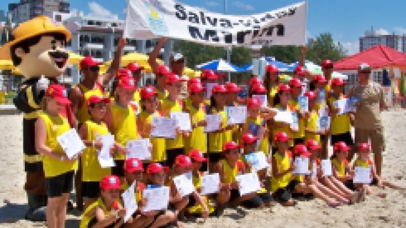 O Governo do Estado,&nbsp;por meio&nbsp;da Opera&ccedil;&atilde;o Golfinho da Brigada Militar, realizou diversos programas institucionais no Ver&atilde;o Legal RS 2010, envolvendo moradores e veranistas dos litorais Norte e Sul. Entre eles, destacaram-se&nbsp;Salva-Vidas Mirim, Salva-Vidas