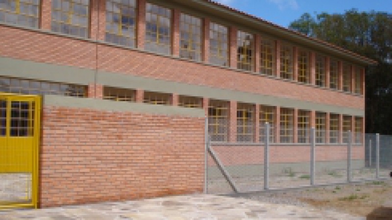 O Governo do Estado está investindo cerca de R$ 7 milhões em obras de infra-estrutura em sete escolas estaduais que possuem módulos habitáveis (contêineres). Das 2,6 mil instituições de ensino, apenas cinco situadas em Porto Alegre, uma em Gravataí e
