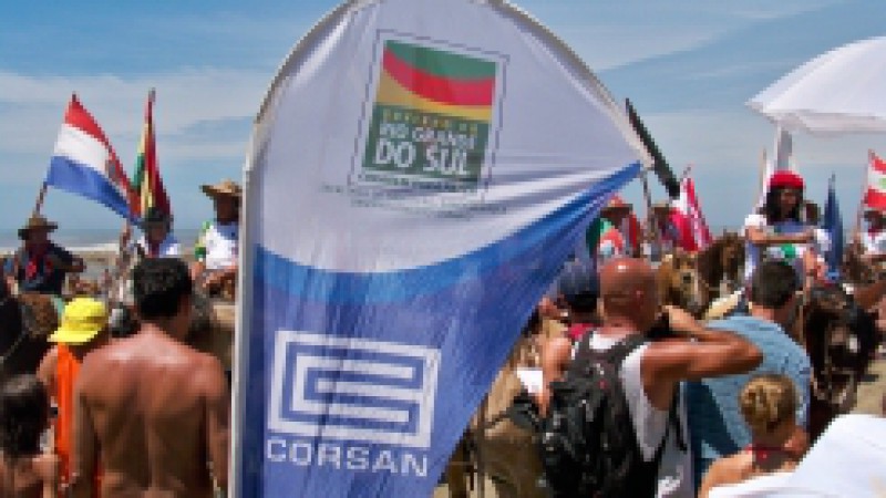 Os integrantes da 26ª Cavalgada do Mar receberam na manhã deste domingo (21), em sua passagem pela beira da praia do Balneário Pinhal, no Litoral Norte, centenas de copos de água distribídos pelo Governo do Estado, por meio da Corsan. No local, foi