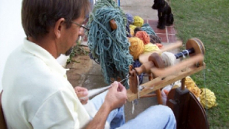 A metade sul do Estado, região que concentra 92% do rebanho gaúcho de ovinos, tem tradicionalmente no artesanato em lã ovina uma importante fonte de renda. Para incentivar esta atividade a Emater/RS-Ascar promoveu uma série de ações ao longo de 2009,