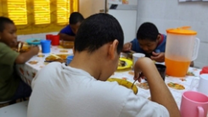 A governadora Yeda Crusius sancionou projeto de lei, aprovado por unanimidade pela Assembleia Legislativa, que inclui carne de peixe do tipo pescada no cardápio da merenda escolar da rede pública estadual de ensino. A Lei 13.370, de autoria do deputado