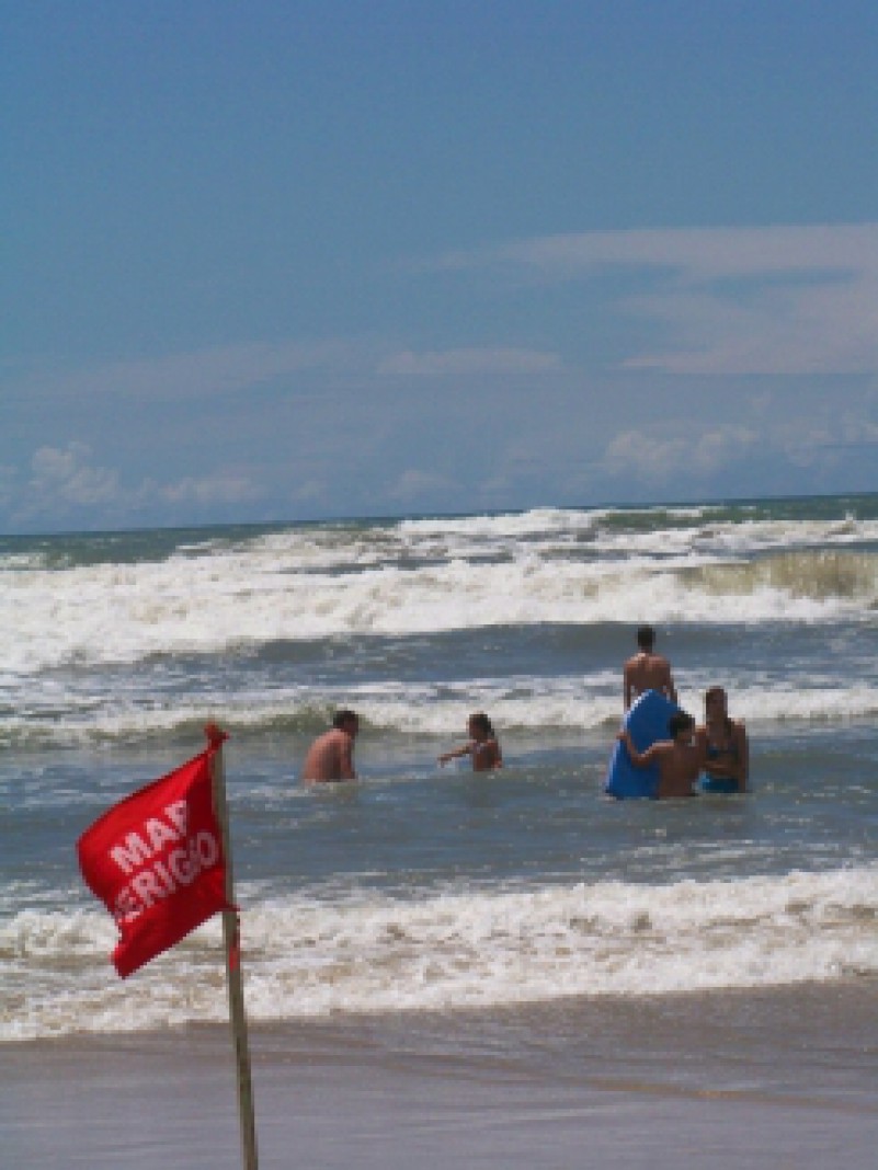 Veranistas do litoral norte contam, a partir deste final de semana com um reforço na segurança durante o banho de mar, auxiliando a reduzir o número de salvamentos e afogamentos nas praias do litoral Norte. Conforme o Capitão Eder Volnei Fagundes Lara,
