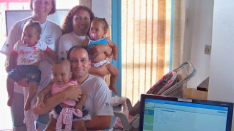 O bom atendimento e a facilidade de acesso aos serviços oferecidos pelo Governo do Estado no projeto Verão Legal RS 2010 foram elogiados, neste domingo (24), pela moradora de Capão da Canoa Rita de Cássia Tavares. Ela levou as trigêmeas de apenas dez