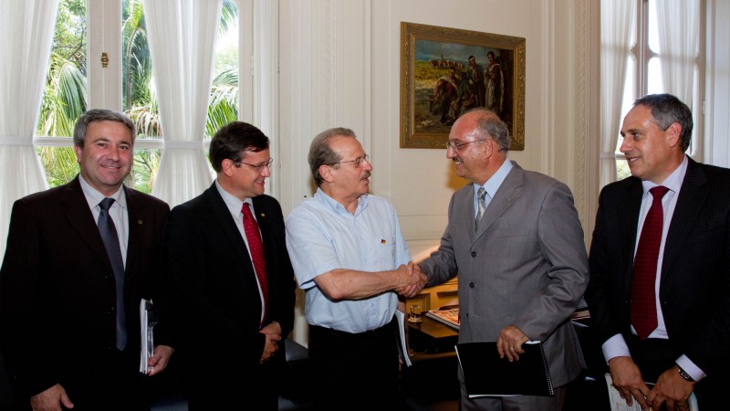 O governador Tarso Genro, em audiência com o prefeito de Passo Fundo, Airton Langaro Dipp.