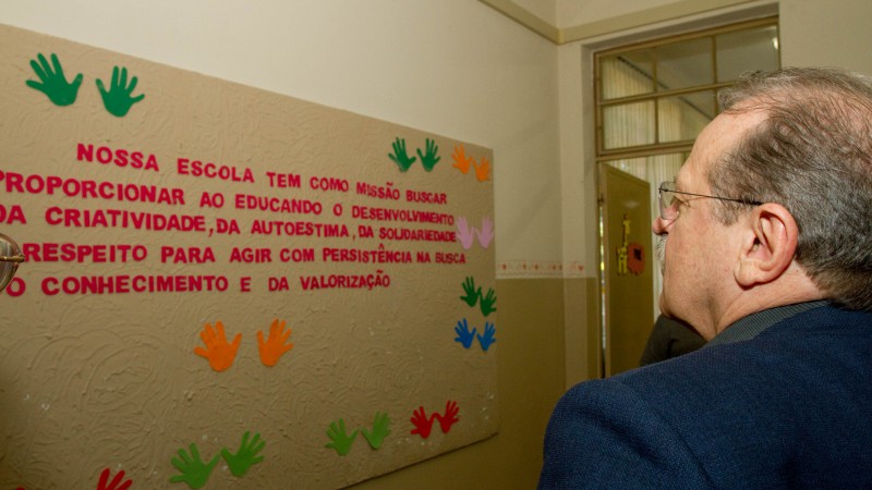 Governador Tarso Genro visita Escola Estadual de Ensino Fundamental Aurélio Reis, em Porto Alegre