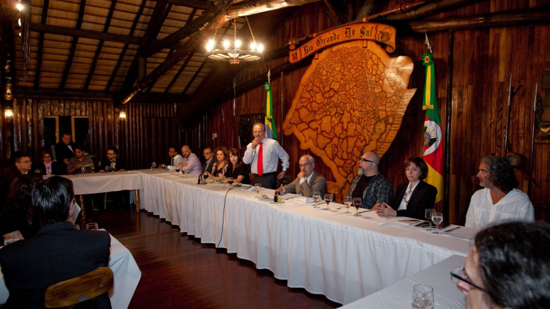Governador participa de jantar com Secretário de Cultura, Luiz Antônio de Assis Brasil, e convidados no Palácio Piratini