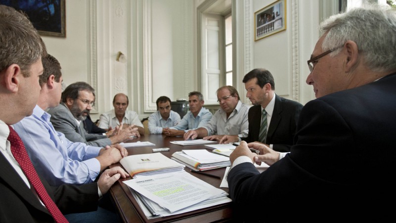 31.03.11: O Vice-Governador Beto Grill recebe o Dep. Estadual Alexandre Lindenmeyer e repsentantes da cadeia produtiva da pesca do sul do Estado.