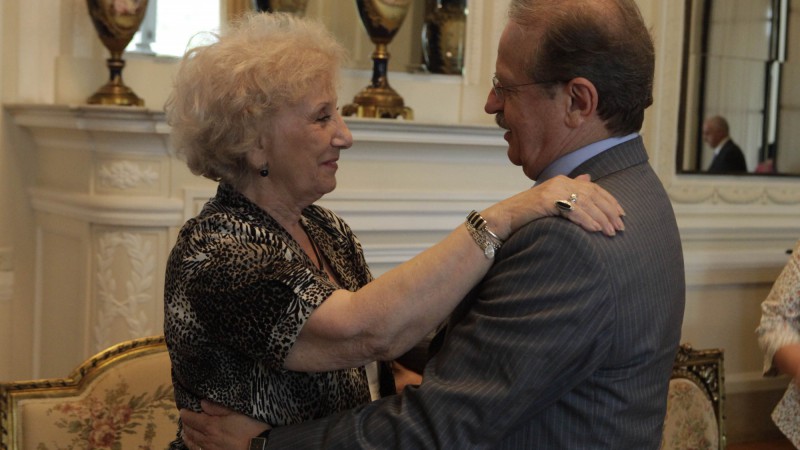 010411-Presidente da associa&ccedil;&atilde;o das av&oacute;s da Pra&ccedil;a de Maio de Buenos Aires, Estela de Carlotto  em visita ao Governo do Estado &eacute; recebida pelo Governador Tarso Genro