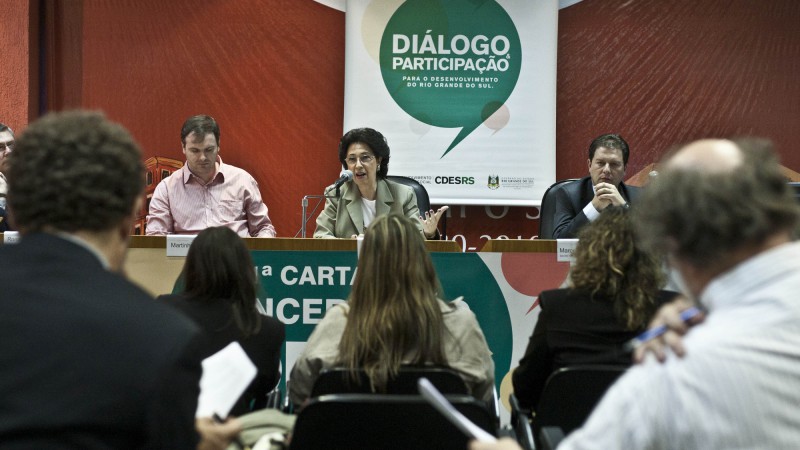 Debate sobre a primeira Carta de Concertação durante o seminário Os elementos estratégivos para o desenvolvimento do RS. Conselheira Mercedes Canepa, do Comitê Gestor do CDES.