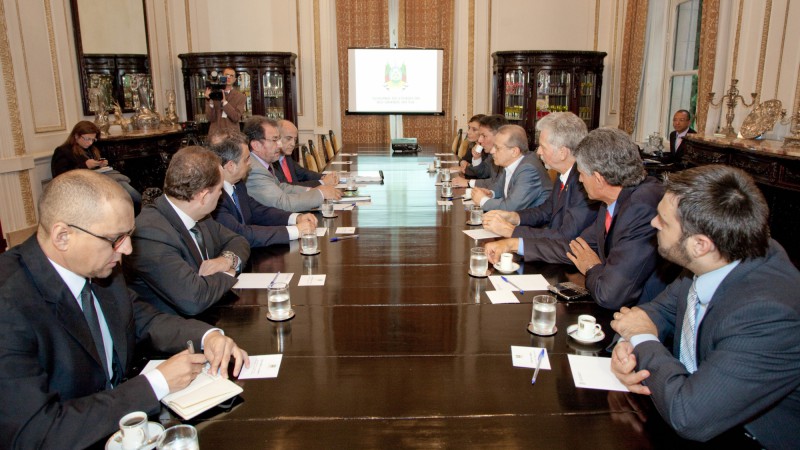Governador Tarso Genro em reunião com representantes do consórcio responsável pelo projeto de revitalização do Cais Mauá