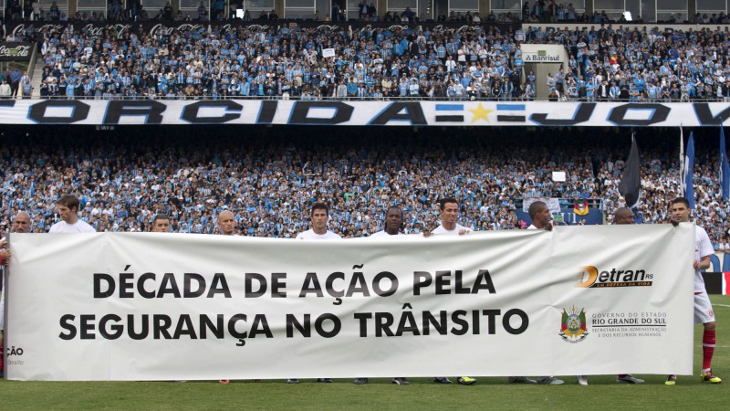 Ação da campanha Década de Ação pela Segurança no Trânsito na final do Campeonato Gaúcho de Futebol.