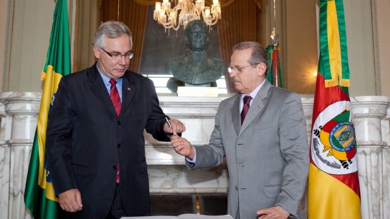 Governador Tarso Genro transmite o cargo ao Vice-Governador Beto Grill