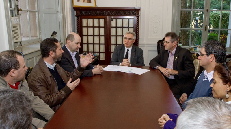 Governador em exercício Beto Grill recebe Heitor Schuch, deputado estadual, e integrantes de entidades sindicais