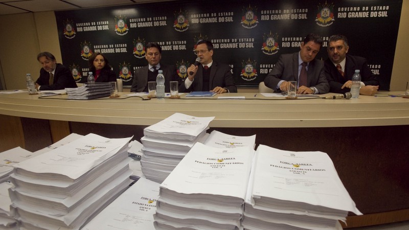 PORTO ALEGRE;RS, 140711.Entrega de relatório final da força-tarefa do DAER,Nilton Donato auditor da CAGE, Helena Beatriz da PGE, Carlos Pestana chefe da casa civil, Beto Albuquerque secretário da SEINFRA, Marcelo Dornelles Subprocurador do MP,Geraldo Da