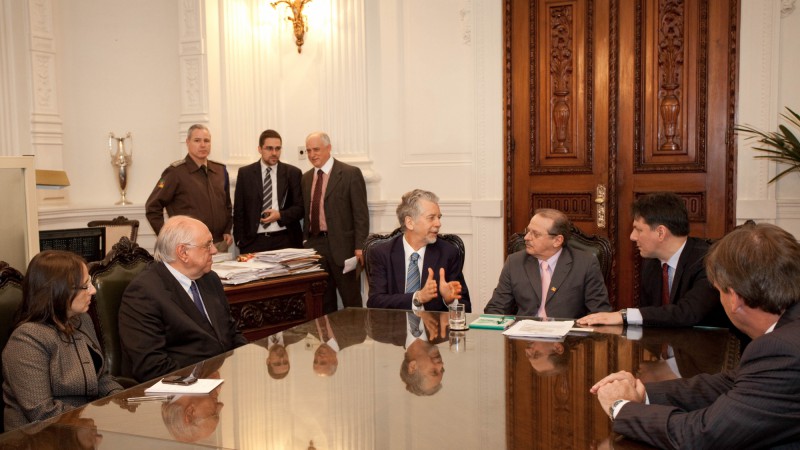 Governador Tarso Genro reunido com o Prefeito de Porto Alegre, José Fortunati e com o chefe da Casa Civil Carlos Pestana