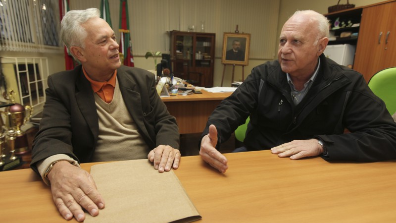 11/08/11: Reunião com ex-alunos do Colégio Estadual Júlio de Castilhos que participaram da passeata da Legalidade, em 1961. Em destaque: Ricardo Goulart Jahn (esq.) e Marciano Renan Lisboa da Silva.