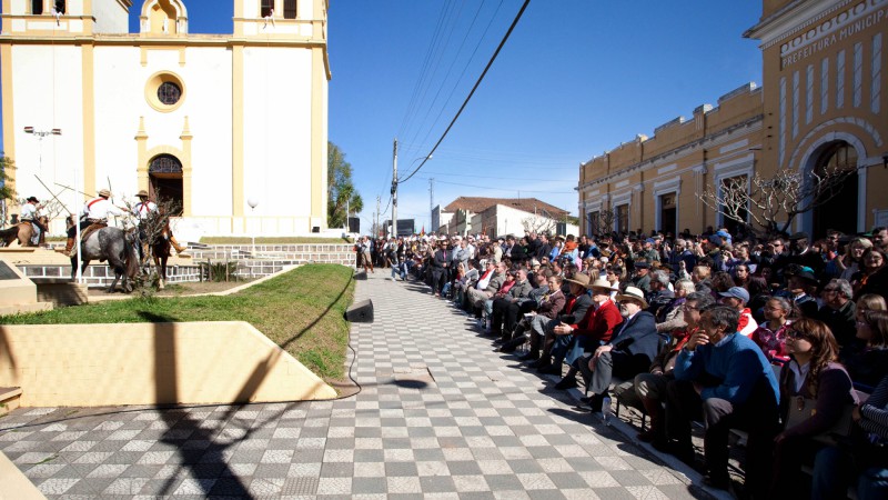 Governador Tarso Genro durante encena&ccedil;&atilde;o DE SEIVAL A PORONGOS