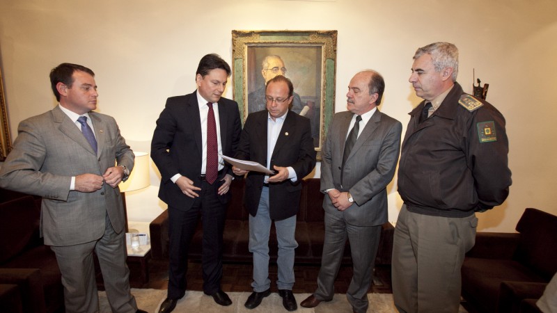 23.09.11: Na Assembleia Legislativa, Chefe da Casa Civil, Carlos Pestana entrega projeto de lei com reajuste salarial para Brigada Militar. Na foto da esquerda para a direita Deputado Estadual do PTB Ronaldo Santini, Chefe da Casa Civil Carlos Pestana,