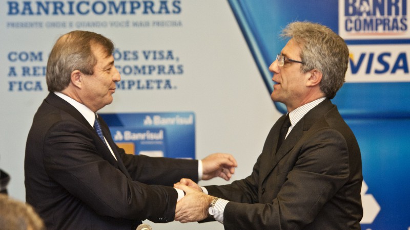 06.10.2011: Banrisul anuncia parceria entre Banricompras e Visa. O diretor-geral da Visa do Brasil Rub&eacute;n Osta e o presidente do Banrisul T&uacute;lio Zamin.