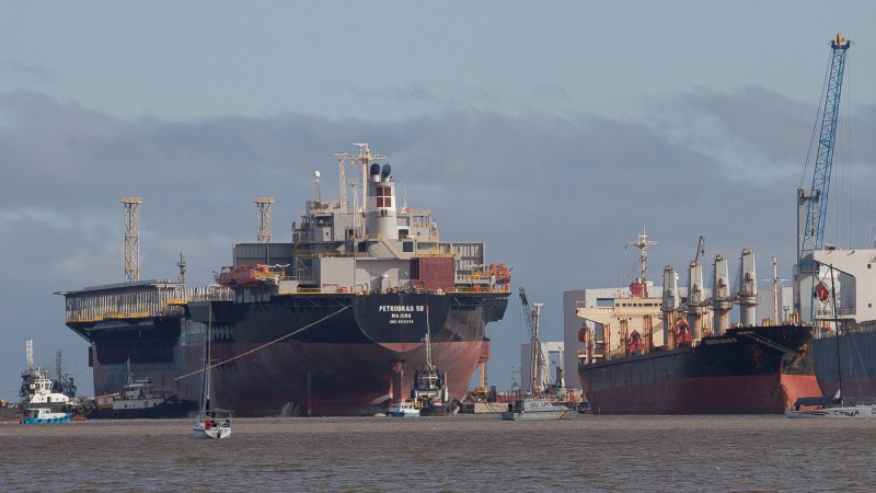 11.10.11: Chegada do casco do navio MT Welsh Venture, que será convertido na plataforma P58 no polo naval de Rio Grande,RS.