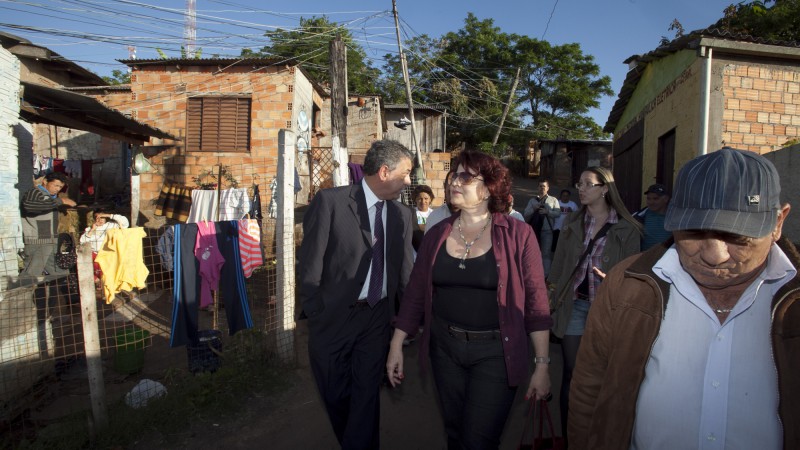 Secretária nacional da habitação Inês Magalhães, visita a vila do morro Santa Teresa na companhia do secretário da habitação e saneamento Marcel Frison.