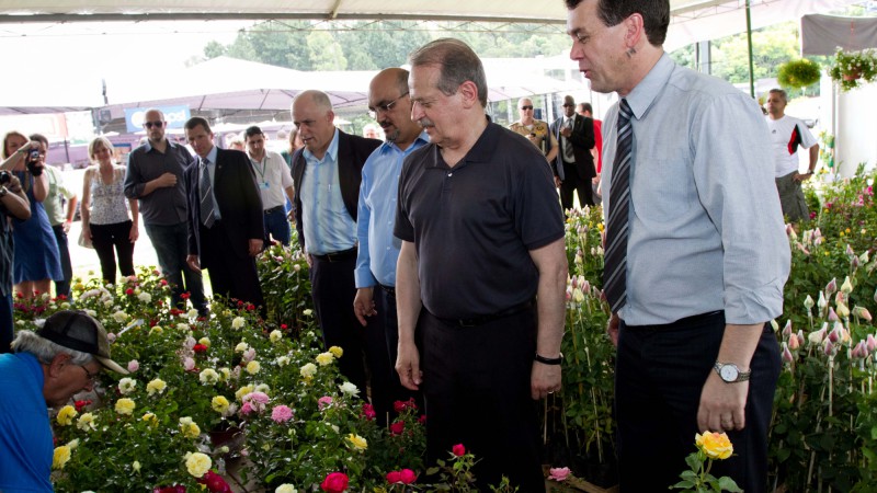 Governador Tarso Genro visita a 28ª Festa das Rosas, acompanhado de Nelson Spolaor, Prefeito de Sapiranga