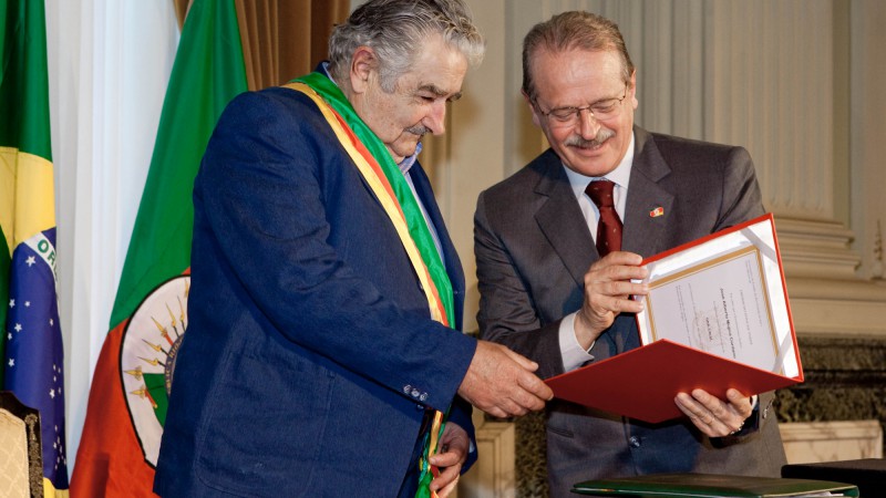 Governador Tarso Genro durante Solenidade de Outorga da Medalha do Ponche Verde, no Grau Gran Cruz, ao Exmo. Presidente do Uruguai, José Mujica