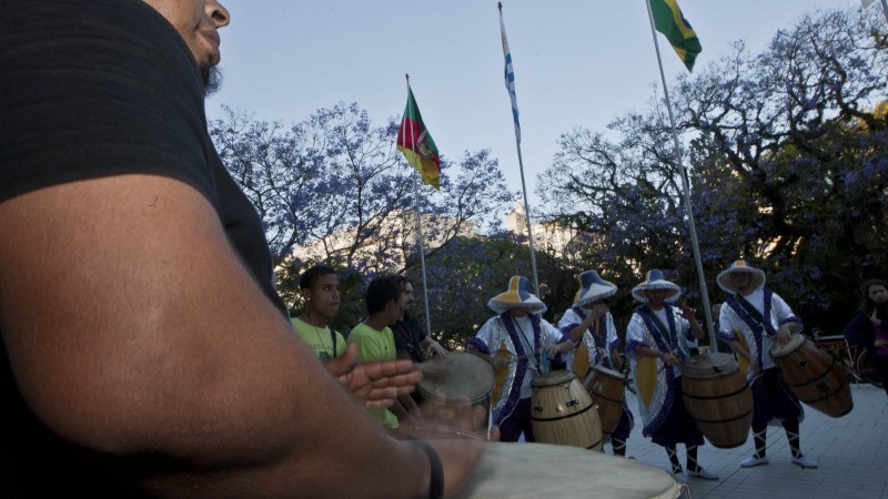 08.11.11: Tatita Marques e seu grupo de Candombe, junto ao Odomodê Tambor, apresentam-se na entrada da Assembléia Legislativa.