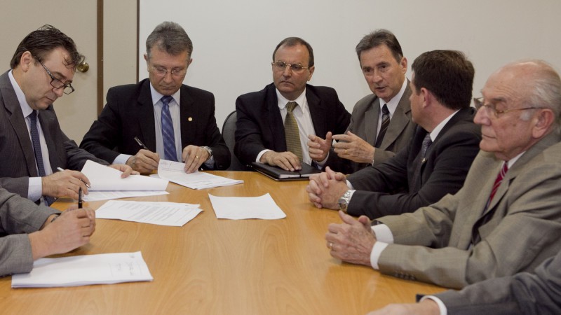 21.11.11: Secretaria de Obras P&uacute;blicas, Irriga&ccedil;&atilde;o e Desenvolvimento Urbano (SOP) assina  acordo de coopera&ccedil;&atilde;o t&eacute;cnica com Trensurb, ATM e o Cons&oacute;rcio Gestor da Bilhetagem Metropolitana. No centro da foto, o secret&aacute;rio da SOP, Luiz Carlos Busato. &Agrave; sua