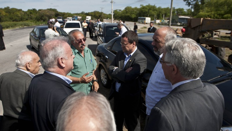 12.12.11: Vice-governador Beto Grill e o Secret&aacute;rio de Infraestrutura e Log&iacute;stica Beto Albuquerque visitam obras da ERS-734, na entrada do Cassino.