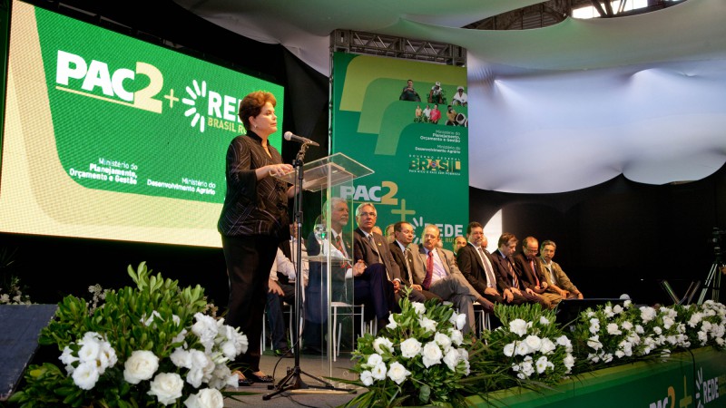 Presidenta Dilma Rousseff durante Ato de Entrega de Máquinas da Segunda Fase do Programa de Aceleração do Crescimento - PAC 2 e de Lançamento da Rede Brasil Rural