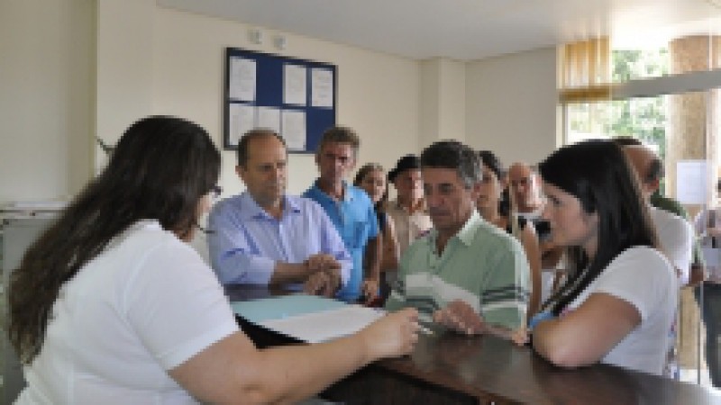 O Governo do Estado realizou nesta terça-feira (27) atos de assinatura de documentos referentes à indenização de agricultores desalojados de áreas indígenas no Estado. Foram assinados documentos com 17 famílias, sendo 10 de Constantina, nove de Planalto