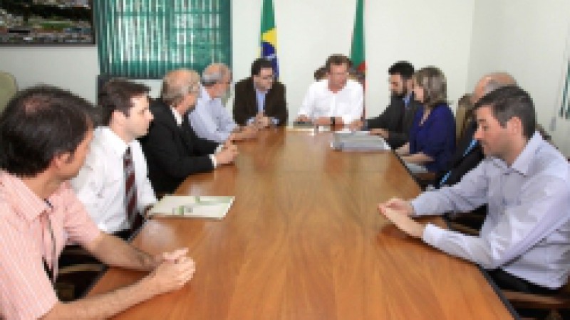 Depois de quase um ano de tratativas e superação de entraves burocráticos, finalmente nesta quinta-feira (15) à tarde, na sede da Secretaria da Agricultura, Pecuária e Agronegócio (Seapa), foi assinado o contrato de repasse de recursos do Governo