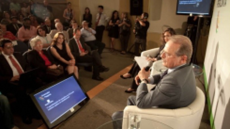Atrav&eacute;s do projeto Governador Pergunta, pela internet, Tarso Genro indagou&nbsp;a popula&ccedil;&atilde;o: Como podemos melhorar o atendimento na sa&uacute;de p&uacute;blica?. Durante 22 dias de novembro, ga&uacute;chos e ga&uacute;chas responderam enviando propostas atrav&eacute;s do site e votando em suas