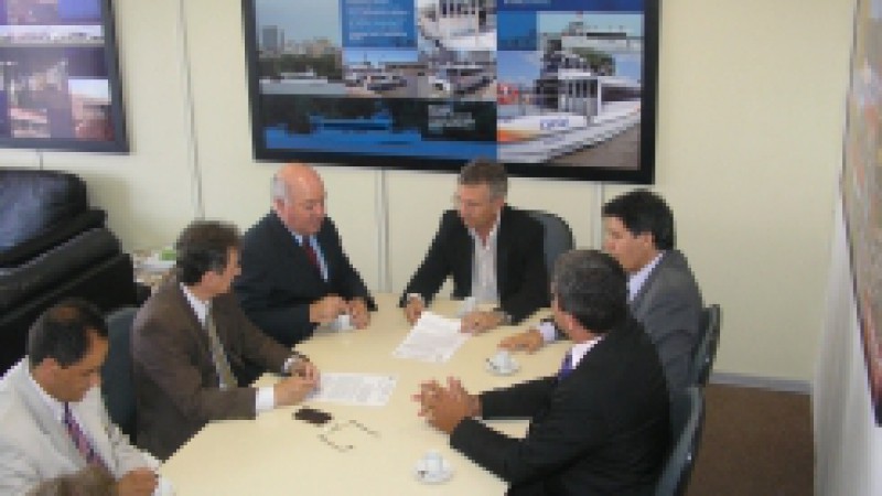 O secretário de Obras Públicas, Irrigação e Desenvolvimento Urbano, Luiz Carlos Busato, recebeu nesta segunda-feira (5) o prefeito de Taquara, Délcio Hugentobler. Durante o encontro, o secretário confirmou a liberação de R$ 500 mil para a execução da