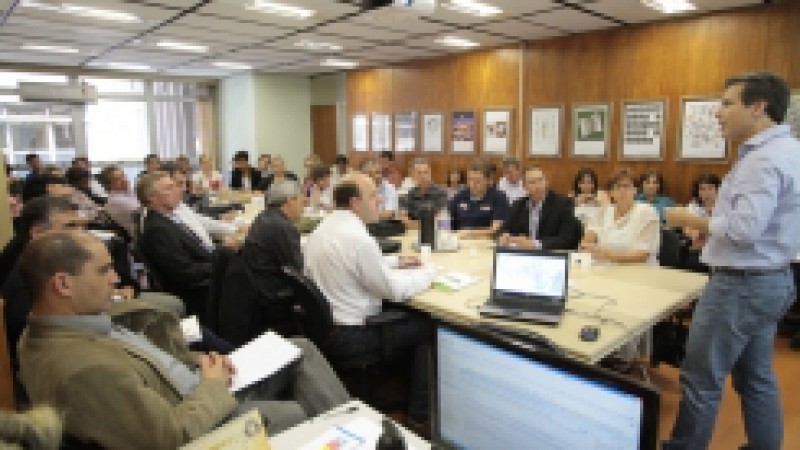 Uma reuni&atilde;o entre o secret&aacute;rio do Trabalho e do Desenvolvimento Social, Lu&iacute;s Augusto Lara, a Dire&ccedil;&atilde;o Geral da STDS e os delegados Regionais do Trabalho, Agentes de Desenvolvimento Social (ADS) e t&eacute;cnicas do Departamento de Assist&ecirc;ncia Social (DAS) marcou