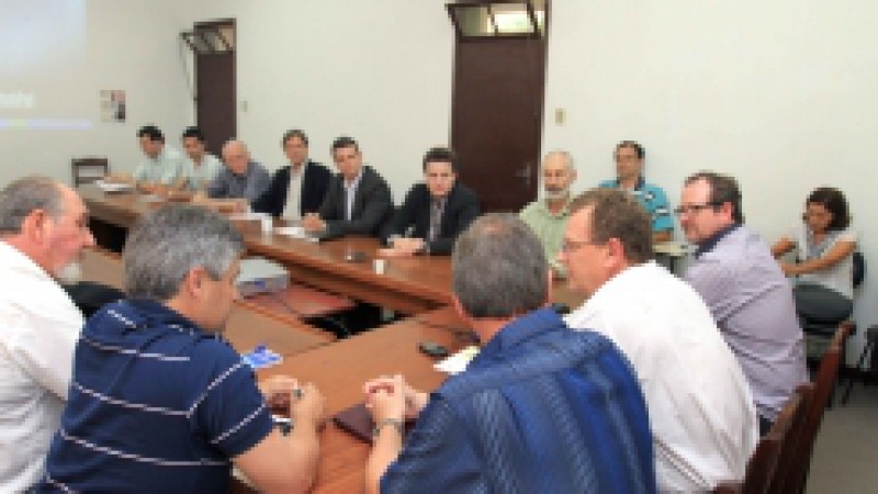  A Secretaria da Agricultura, Pecuária e Agronegócio (Seapa) reinstalou nesta terça-feira (29), a Câmara Setorial da Uva e do Vinho, que não se reunia há 13 anos. Durante o encontro, o titular da Seapa, Luiz Fernando Mainardi, confirmou ainda que o