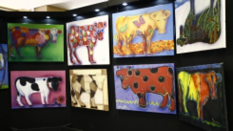 A exposi&ccedil;&atilde;o de 32 telas com cria&ccedil;&atilde;o livre sobre o desenho de uma vaca, organizada pelo artista pl&aacute;stico Mai Bavoso, pode ser visitada at&eacute; 6 de dezembro, no hall de entrada da ala Sul do Centro Administrativo Fernando Ferrari (Avenida Borges de Medeiros,