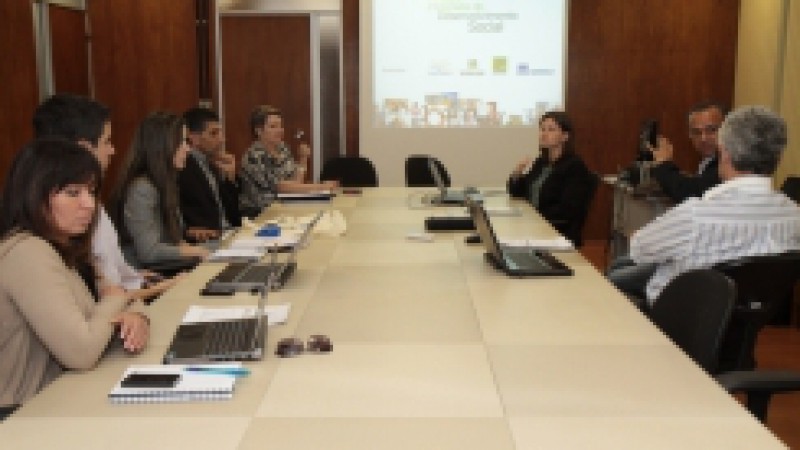 A diretora-geral da Secretaria do Trabalho e do Desenvolvimento Social (STDS), Walkiria Bopp, e o coordenador da Rede Parceira Social, Daltro Garcia, receberam nesta quarta-feira (23), consultores da Organização Não Governamental (ONG) Parceiros